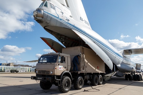 ▲俄軍準備的消毒車輛陸續進入運輸機。（圖／翻攝環球時報）