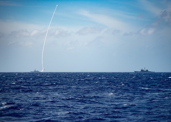 ▲▼第七艦隊在南海發射飛彈。（圖／取自U.S. 7th Fleet）
