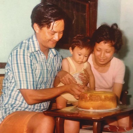 劉真一家人感情深厚，她生日時曾於臉書貼出孩提時代與父母一起切蛋糕的老照片。（翻攝自劉真臉書）