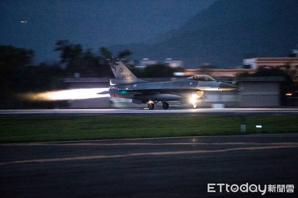 ▲▼空軍第五戰術混合聯隊F-16戰鬥機於清晨5點30分緊急升空，實施防空攔截演練。（圖／國防部提供）