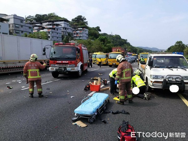 ▲國道7車連環撞。（圖／記者陳雕文翻攝）