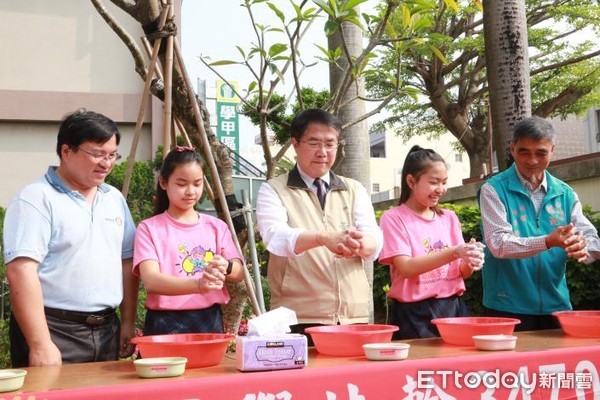 ▲台南市學甲扶輪，社熱心捐贈美琪藥皂給學甲、北門及將軍區的國中小與公幼，協助各校抗疫，市長黃偉哲出席捐贈儀式表達感謝。（圖／記者林悅翻攝，下同）