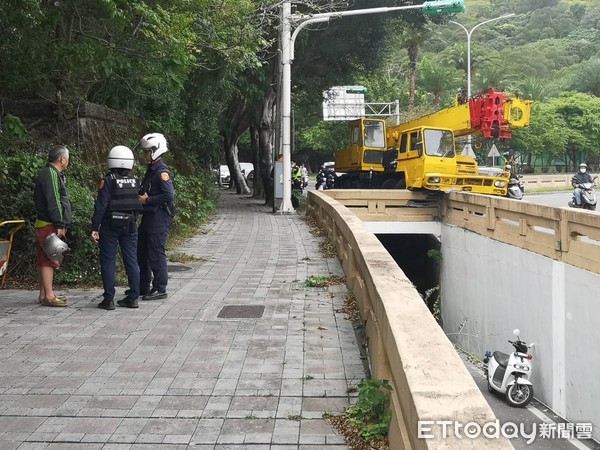 ▲北市自強隧道士林往大直出口，一輛大型吊臂車，疑似失控，撞向前方等紅燈轎車。（圖／記者黃彥傑攝）