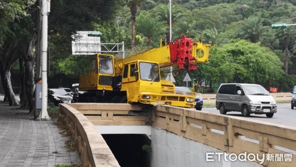 ▲北市自強隧道士林往大直出口，一輛大型吊臂車，疑似失控，撞向前方等紅燈轎車。（圖／記者黃彥傑攝）