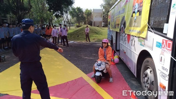 ▲台南市警三分局、交通警察大隊及台南市政府交通局，前進安南區土城高中辦理「大型車內輪差體驗」交通安全宣導活動。（圖／記者林悅翻攝，下同）