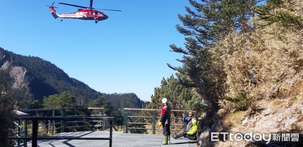 ▲▼陳姓男登山客，攀登玉山主峰突因關節疼痛難行，在黑鷹直升機救護下山送醫。（圖／空勤總隊提供，以下同）