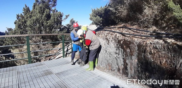 ▲▼陳姓男登山客，攀登玉山主峰突因關節疼痛難行，在黑鷹直升機救護下山送醫。（圖／空勤總隊提供，以下同）