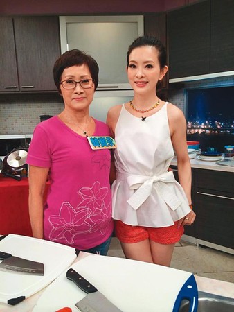 劉真的母親韓寶永曾經反對她跳國標舞，但後來母女感情恢復，還一起上節目。