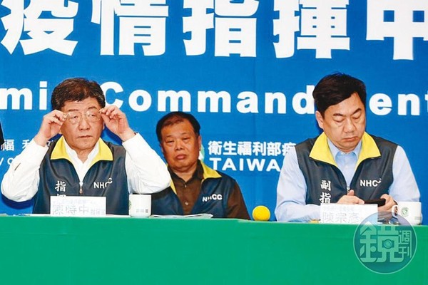 疫情指揮中心指揮官陳時中（左）直言，這波防疫的重點不在「它不來」，而是來了要怎麼處理它。