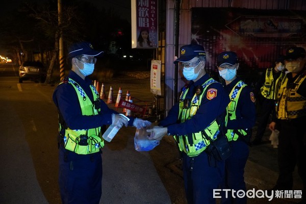 ▲台南市警三分局鑑於轄內居住活動之外籍移工人數眾多，晚間針對轄內移工聚集活動之KTV、小吃部等治安重點規劃執行臨檢，防堵防疫缺口。（圖／記者林悅翻攝，下同）