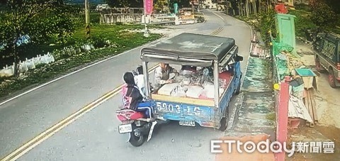 ▲▼南投縣1名少女騎機車後載女童，疑因邊騎車邊滑手機，一股腦兒撞上路邊正整理貨車物品老伯，監視器拍下驚險瞬間畫面。（圖／裴大生提供，以下同）