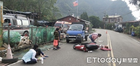 ▲▼南投縣1名少女騎機車後載女童，疑因邊騎車邊滑手機，一股腦兒撞上路邊正整理貨車物品老伯，監視器拍下驚險瞬間畫面。（圖／裴大生提供，以下同）