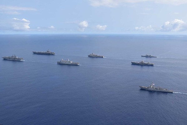 ▲▼美軍第七艦隊進行穿越菲律賓海行動。（圖／翻攝臉書　美軍第七艦隊）