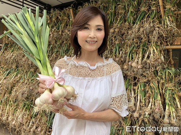 ▲莿桐鄉農會總幹事張鈺萱14年發揮管理行銷，將原本在市場拍賣交易的農產，逐漸帶入高層次消費市場，以時尚包裝走進精品路線，成功讓鄉內農產品找到行銷通路，讓貨出得去，錢進到農民口袋裡。（圖／記者蔡佩旻攝）