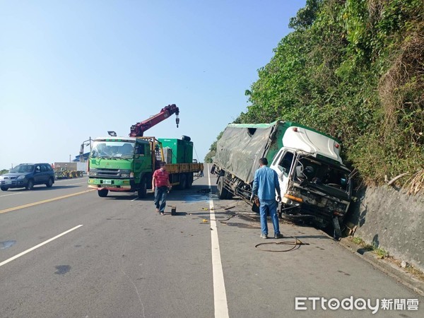 ▲大貨車駕駛不慎駛入對向南下車道，左前輪掉入路邊溝渠致使車身向左側翻覆。（圖／台東縣警察局提供，下同）