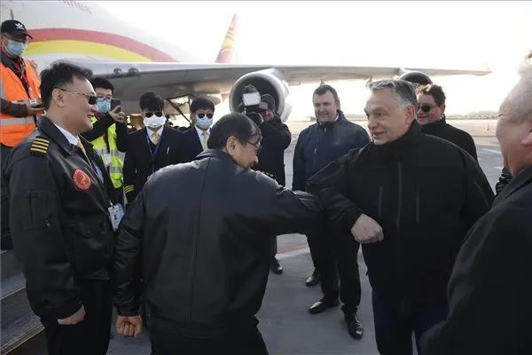 ▲▼匈牙利總理奧班碰手肘歡迎中國工作人員。（圖／翻攝自國際在線）