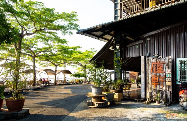 ▲高雄庭軒茶坊景觀餐廳。（圖／《饗食客棧。淘氣猴vs肥獅子的旅食天堂》提供）