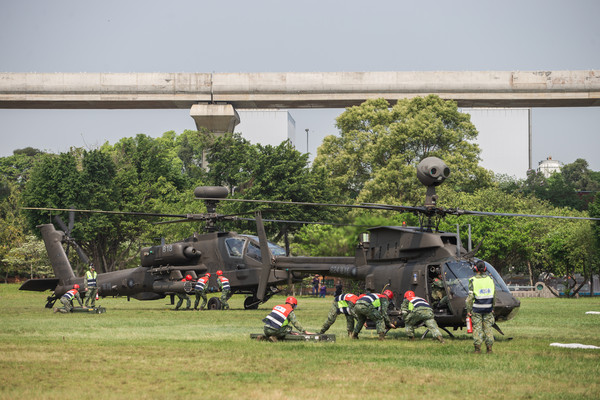 ▲ 陸軍航特部阿帕契戰機亮相 降落台北大學「熱掛彈」演練。（圖／軍聞社提供）