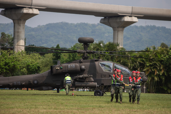 ▲ 陸軍航特部阿帕契戰機亮相 降落台北大學「熱掛彈」演練。（圖／軍聞社提供）