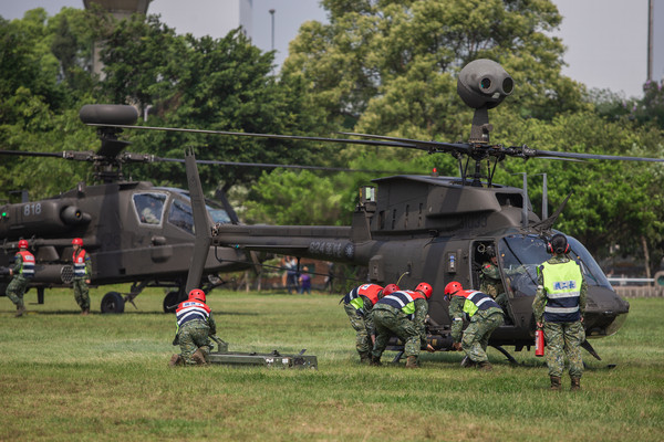 ▲ 陸軍航特部阿帕契戰機亮相 降落台北大學「熱掛彈」演練。（圖／軍聞社提供）