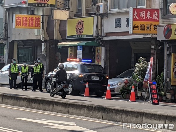 ▲台南市警二分局執行取締酒後駕車專案勤務，並同步查核是否有居家檢疫隔離者在外趴趴走。（圖／記者林悅翻攝，下同）