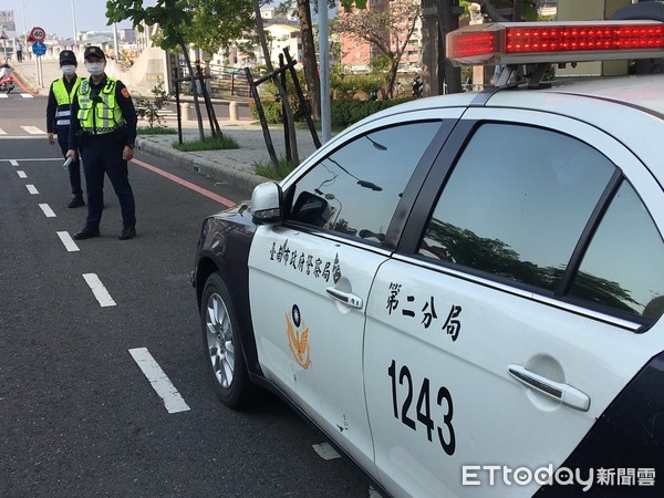 ▲台南市警二分局執行取締酒後駕車專案勤務，並同步查核是否有居家檢疫隔離者在外趴趴走。（圖／記者林悅翻攝，下同）