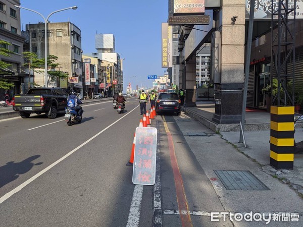 ▲台南市警二分局執行取締酒後駕車專案勤務，並同步查核是否有居家檢疫隔離者在外趴趴走。（圖／記者林悅翻攝，下同）