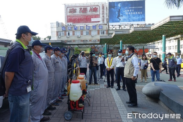 ▲為加強新冠病毒防疫工作，台南市環保局轄下各清潔區隊動員，針對火車站及其地下道、公車轉運站、高鐵站等32處交通場站戶外50公尺範圍進行全面消毒作業。（圖／記者林悅翻攝，下同）