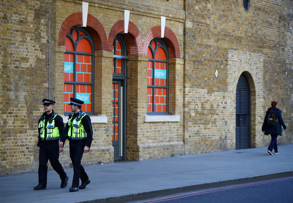 ▲英國新冠肺炎疫情嚴重，倫敦警察上街巡邏。（圖／路透）