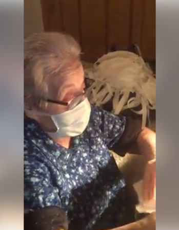 ▲▼西班牙88歲老奶奶縫製口罩，幫助第一線醫療人員。（圖／翻攝自Facebook／Cristina Gonzalez Alfaro）