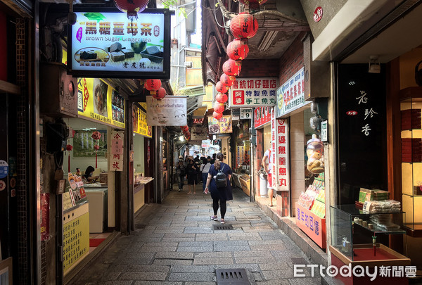 ▲▼隨著新冠肺炎疫情升高,九份遊客較平時減少許多,多以散客為主,旅遊,觀光,景點,九份老街。（圖／記者李毓康攝）
