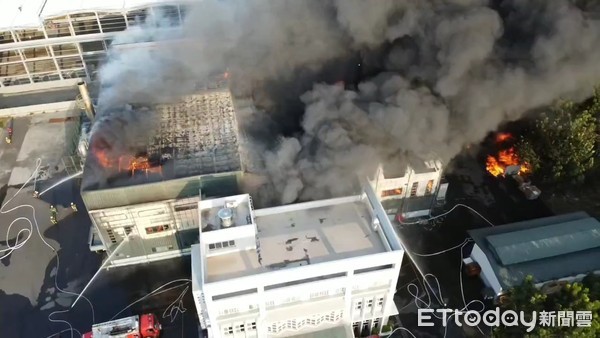 ▲雲林縣消防局以全國首創運用現有科技技術，目前於八部水箱車上設置車載固定式影像傳輸系統，以4G行動網路將影像畫面即時回傳消防局指揮中心監控大銀幕，並可遠端操控視角。（圖／記者蔡佩旻翻攝）