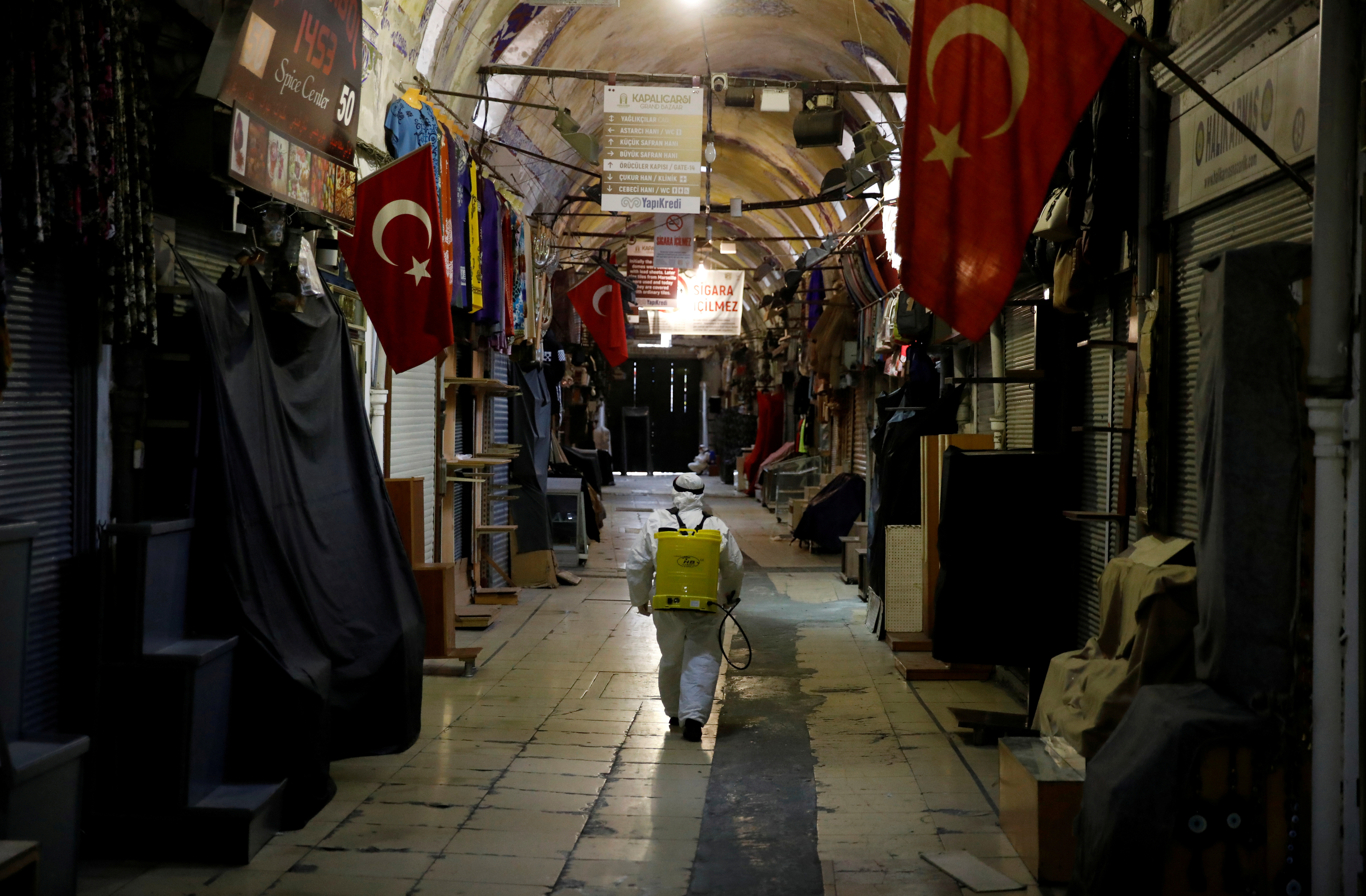 ▲▼土耳其疫情隱憂多，工作人員在伊斯坦堡一處商場裡進行消毒作業。（圖／路透）