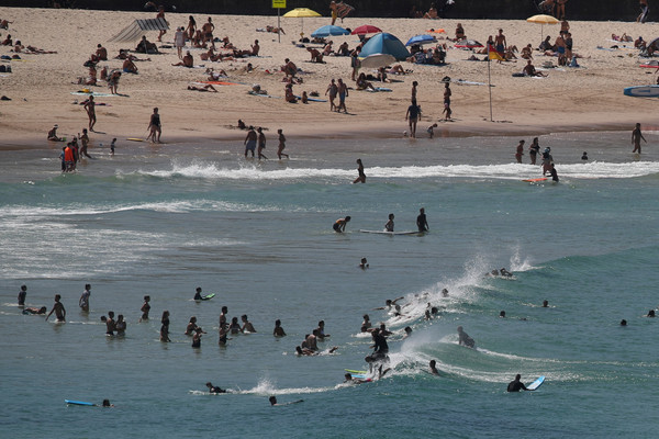 ▲▼澳洲邦迪海灘（Bondi Beach）3月20日仍吸引眾多看似不畏疫情的遊客。（圖／路透）