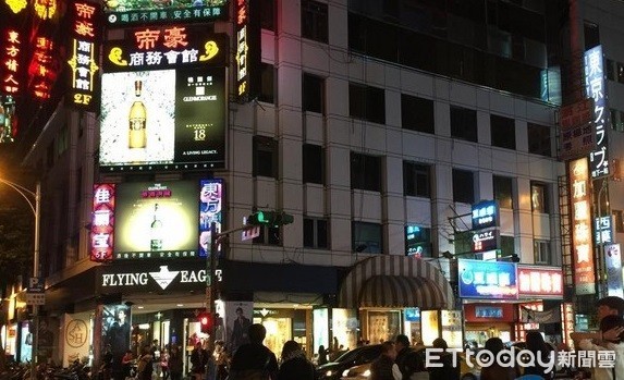 ▲▼台北林森北路酒店、商店林立，夜晚仍非常繁華熱鬧。（圖／記者周宸亘攝）