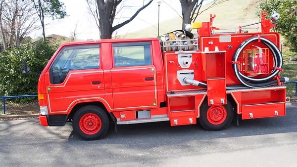 ▲拍賣至北美的日本豐田消防車（圖／翻攝自Youtube／PacificCoastAuto）