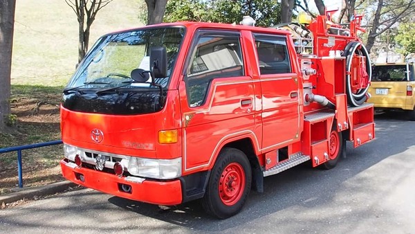 ▲拍賣至北美的日本豐田消防車（圖／翻攝自Youtube／PacificCoastAuto）