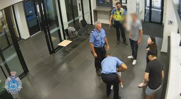 ▲▼員警搶救被噎到的嬰兒。（圖／翻攝自Facebook／Western Australia Police Force）