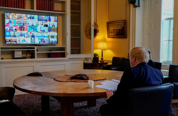 ▲英國首相強生與G20成員國領袖視訊對談。（圖／路透）