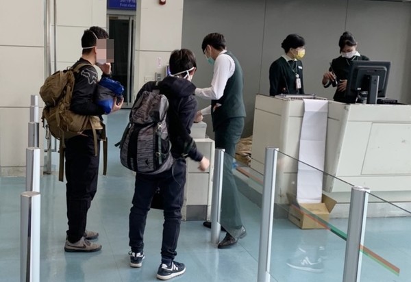 ▲紐西蘭航空26日搭載3名外籍旅客來台轉機，但中央流行疫情指揮中心已禁止外籍旅客來台轉機，圖為2名日籍旅客上午搭機返回日本。（圖／旅客提供）