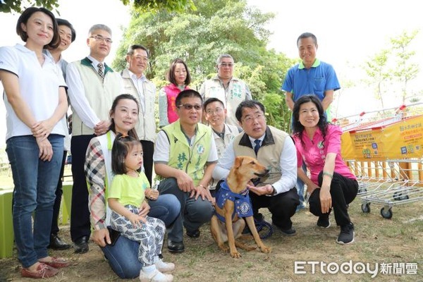 ▲台南市長黃偉哲親自為收編的流浪犬園長，穿上繡有「園長」字樣的斗篷，正式宣布園長開始執勤。（圖／記者林悅翻攝，下同）