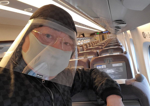 ▲▼日本整形名醫高須克彌帶著防護罩搭乘新幹線。（圖／翻攝自推特／@katsuyatakasu）