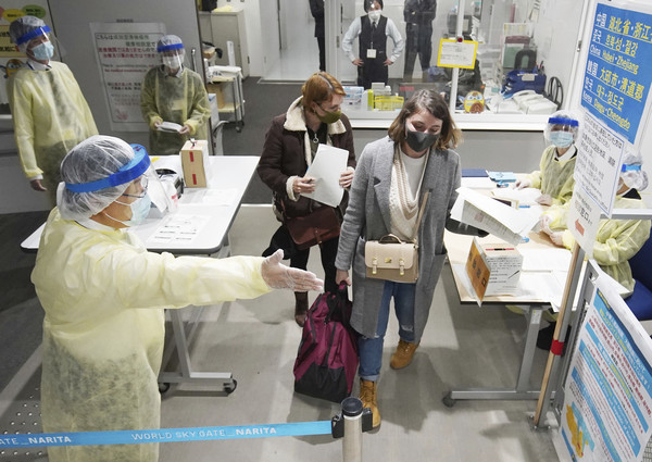 ▲疫檢官在日本成田機場實施入境管制。（圖／達志影像／美聯社）