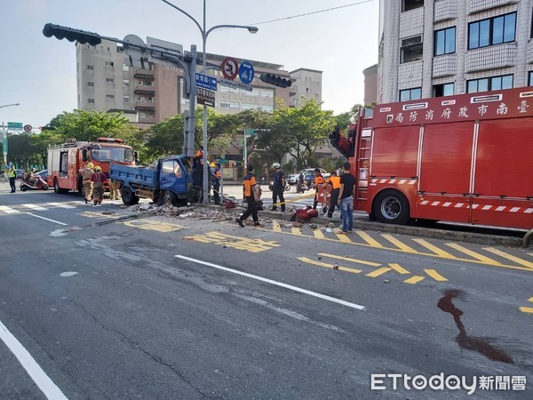 ▲台南市中西區中華西路二段與府前路二段口，發生小貨車自撞電線桿車禍事故，駕駛人受困駕駛座內，消防人員前往搶救困送醫。（圖／記者林悅翻攝，下同）