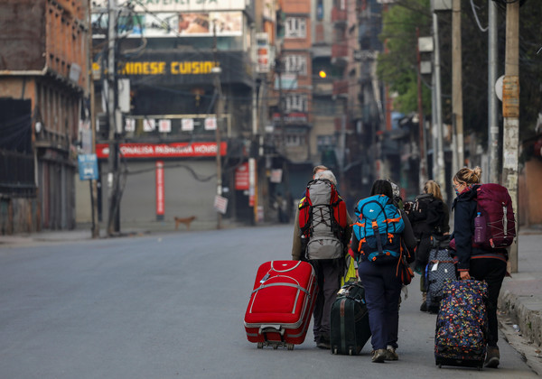 ▲遊客受限於政府封鎖政策，只能回到尼泊爾首都加德滿都的旅館等待。（圖／路透）