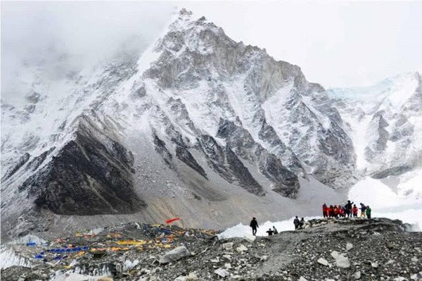 ▲喜馬拉雅山上仍有500多名登山客滯留。（圖／翻攝澎湃新聞）