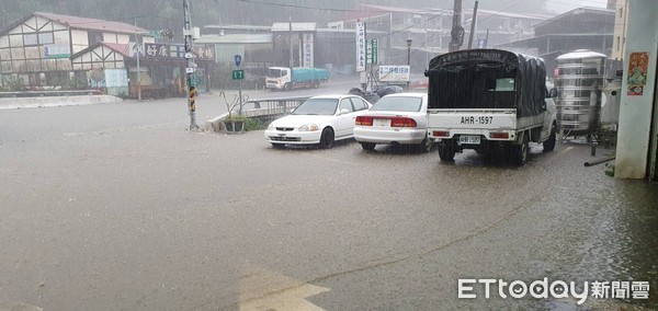 ▲▼南投縣水里鄉27下午突降冰雹，接著降下大雨，市區出現短暫積水現象。（圖／讀者提供，下同）             