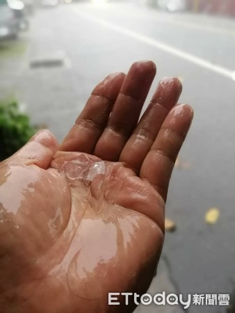 ▲▼南投縣水里鄉27下午突降冰雹，接著降下大雨，市區出現短暫積水現象。（圖／讀者提供，下同）             