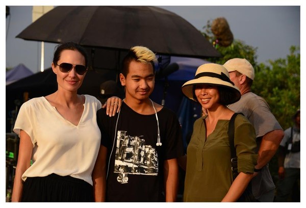 2017年安潔莉娜裘莉（左起）、麥鐸、作者Loung Ung在《他們先殺了我父親：柬埔寨女孩的回憶》拍攝現場。 （Netflix提供）
