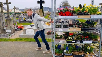 替法國公墓奉上千束獻花　「沒人買，至少浪漫」是花商最後致意